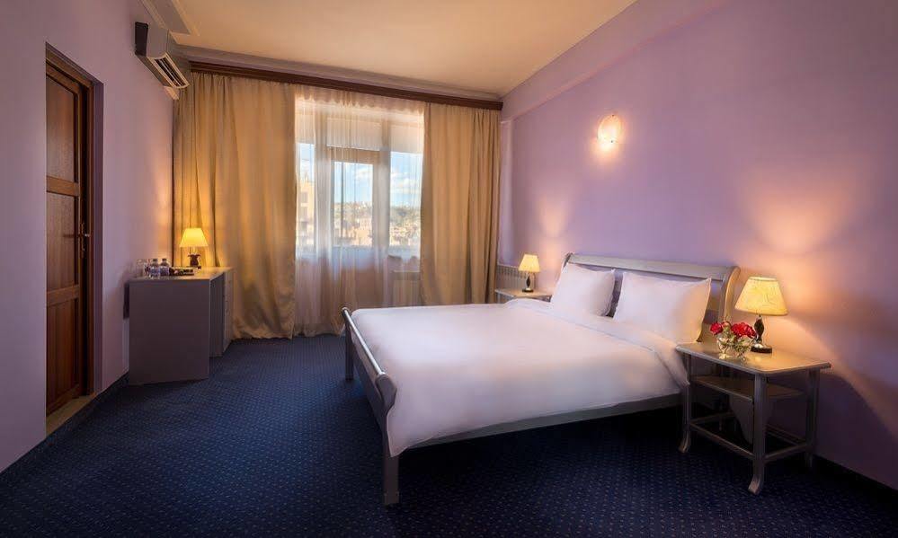 14 Floor Hotel Yerevan Bagian luar foto